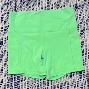 Athleta Salutation Stash Pocket II 5 Inch Short Size Medium